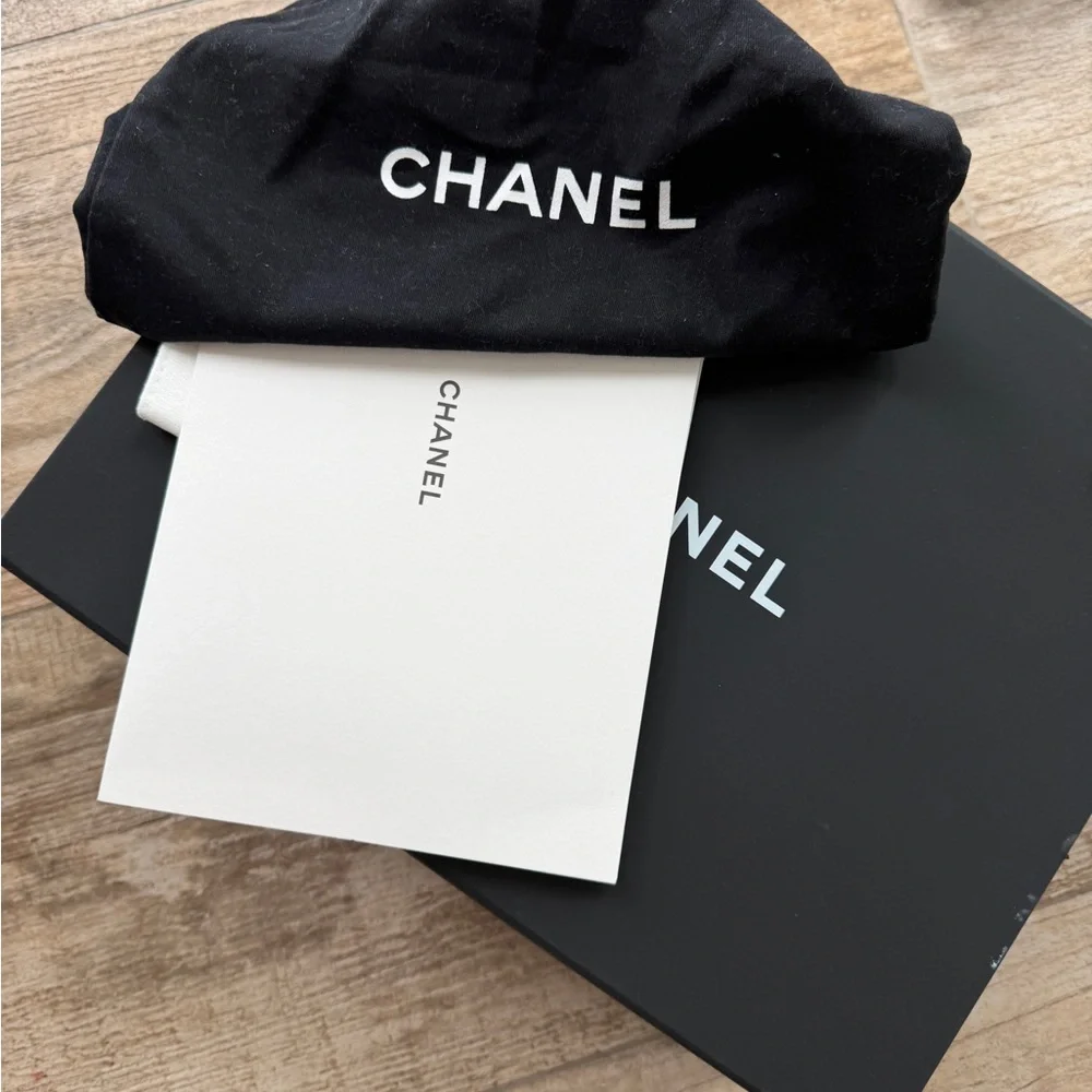 CHANEL Quilted White Shoulder Bag with Gold Hardware - Picture 2 of 16